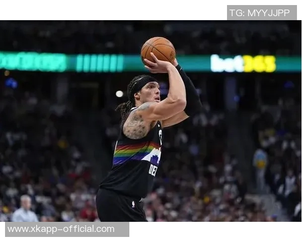 戈登表现抢眼16投7中贡献全队第二高23分并有6篮板4助攻及7罚球命中